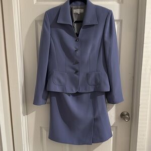 A beautiful 2 piece woman TAHARI Arthur s Lavine size 12